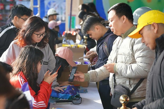 Phụ huynh Hà Nội xếp hàng nhận bib Kun Marathon 2025