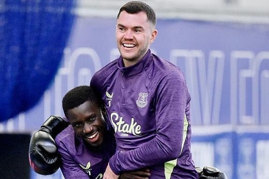 Hai cầu thủ đánh nhau giảng hòa bằng trận quyền Anh