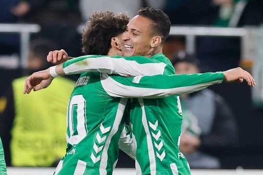 Đội của Antony thủng lưới từ cú lốp bóng giữa sân