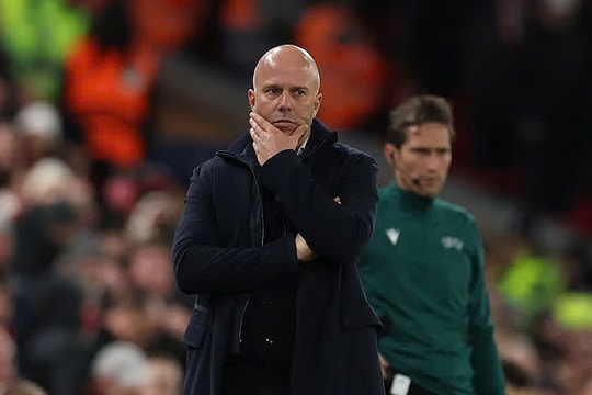 Carragher: 'Slot chỉ có một tuần để giữ ghế HLV Liverpool'