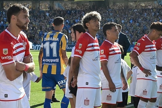 Đội bóng Argentina bị phạt nặng vì quay lưng chào nhà vô địch