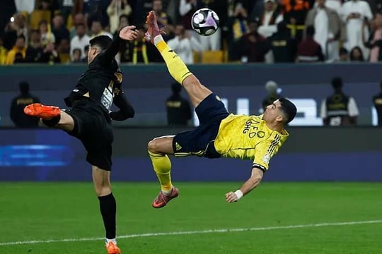 Cựu tiền đạo Real so bì kỹ thuật móc bóng với Ronaldo