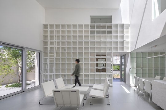 Nhà 197 m2 nội thất trắng của gia đình ba thế hệ