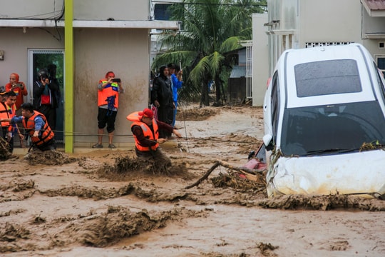 Lũ cuốn phăng loạt nhà cửa ở Indonesia, 84 người chết