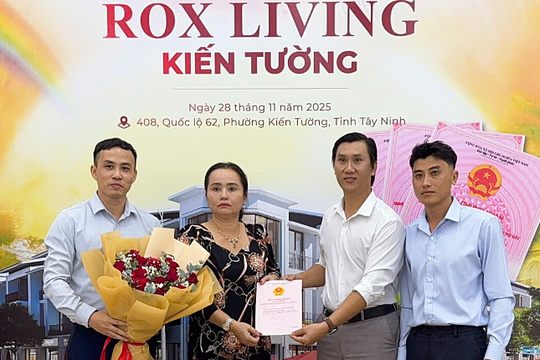 Cư dân ROX Living Kiến Tường nhận sổ hồng