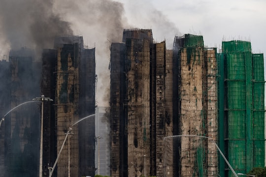 Hong Kong bắt thêm 8 người liên quan vụ cháy cụm chung cư