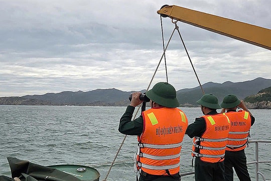 Tàu chở 5 người chìm khi đi tránh bão Koto