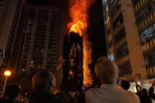 Vì sao tòa chung cư Hong Kong cháy như bó đuốc?