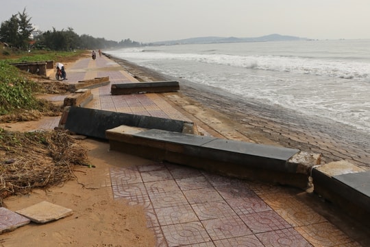 Sóng lớn đánh vỡ kè, sạt mố cầu ở Phan Thiết, Nha Trang