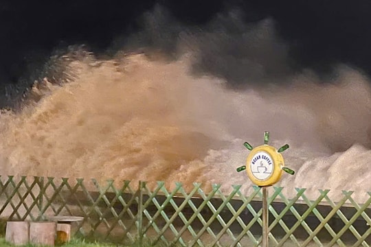 Sóng cao 5 m dội vào khu du lịch Nha Trang, Phan Thiết