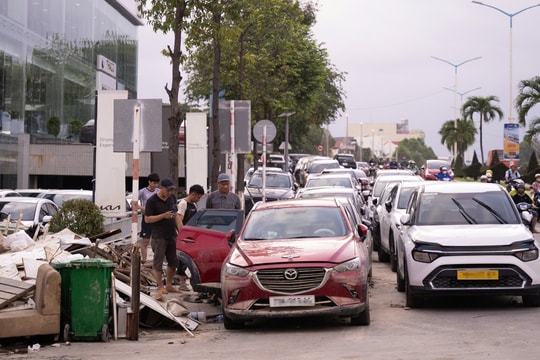Gửi ôtô đi nơi khác sửa chữa vì garage quá tải sau lũ