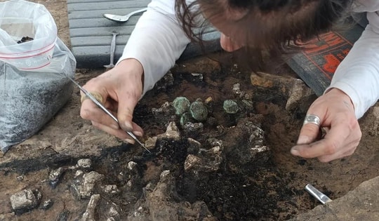 Khai quật ngôi mộ cổ, tìm thấy "kho báu" bằng vàng quý giá