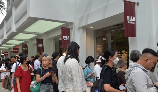 Nhân viên công sở tranh thủ giờ nghỉ trưa đi "săn sale" Black Friday tại TP HCM