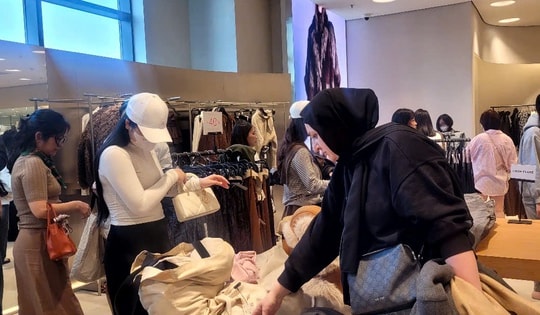 Mua sắm ngày Black Friday: Nơi đông khách, nơi ế ẩm dù giảm tới 70%-80%