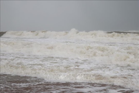 Áp thấp nhiệt đới đổi hướng di chuyển và nhanh hơn