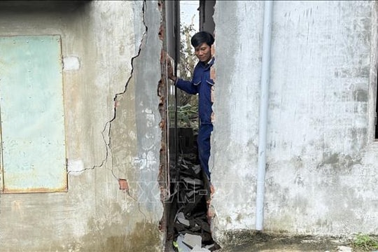 Di dời người dân vùng sạt lở, đưa tàu thuyền neo đậu an toàn tránh bão số 15