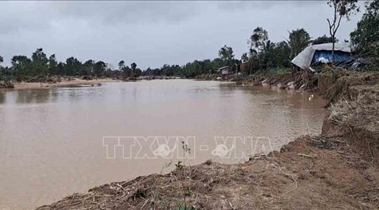 Lũ tạo ra nhánh sông mới trên dòng sông Ba (Đắk Lắk)