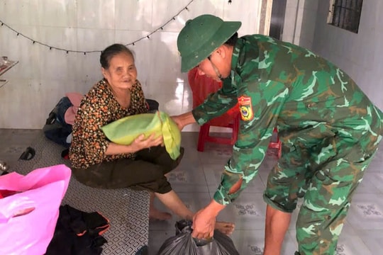 Những người lính biên phòng gác lại niềm riêng, đi về vùng tâm lũ giúp dân