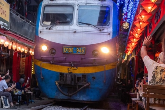 Phố cà phê đường tàu nhộn nhịp trở lại sau khi bị giải tỏa