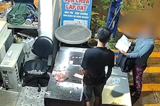 Còn 400.000 đồng trong túi, thợ điện san sẻ cho mẹ con nghèo gây xúc động