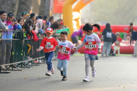 2.000 runner nhí Hà Nội tranh tài giữa lạnh đầu đông