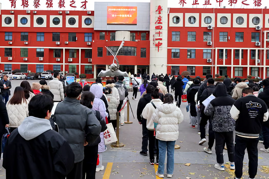 3,7 triệu người Trung Quốc tranh suất 'bát cơm sắt'