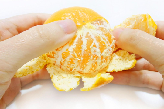 Công dụng bất ngờ của sợi xơ trắng trên cam, quýt