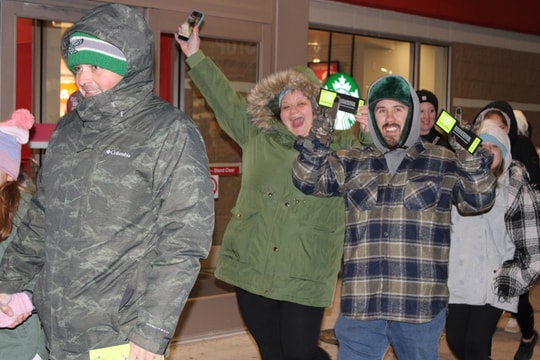 Người Mỹ xếp hàng bất chấp giá rét ngày Black Friday