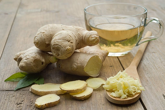 Nên uống trà gừng trước hay sau ăn sáng?