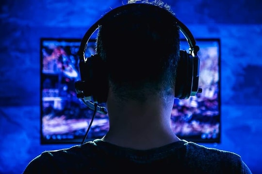 'Đột quỵ mắt' bởi chơi điện tử thâu đêm