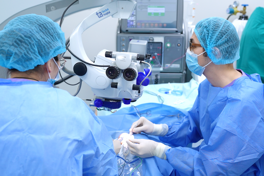 Bong võng mạc ở tuổi 17 do viêm màng bồ đào