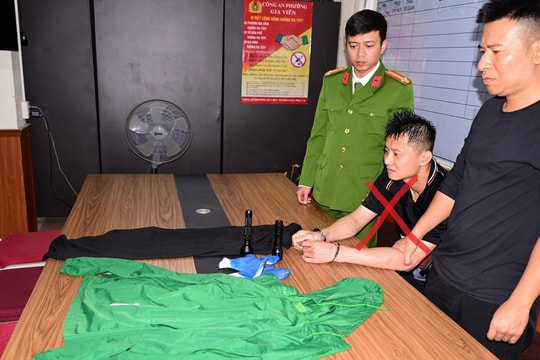 Đập kính nhiều ôtô, trộm tài sản trong đêm