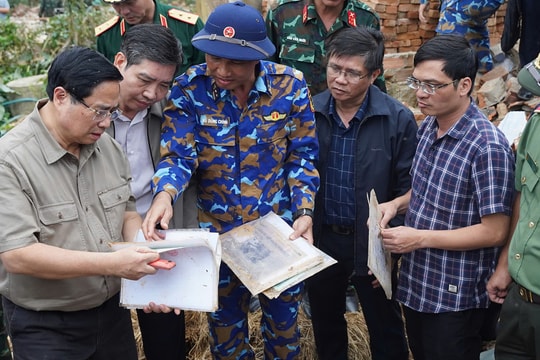 Thủ tướng thăm người dân rốn lũ Đăk Lăk