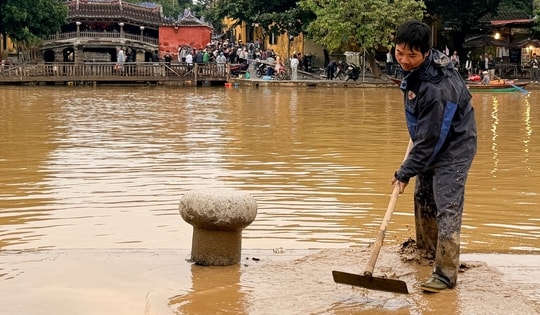 Phố cổ Hội An ngập bùn non sau đợt lụt "tập 3"