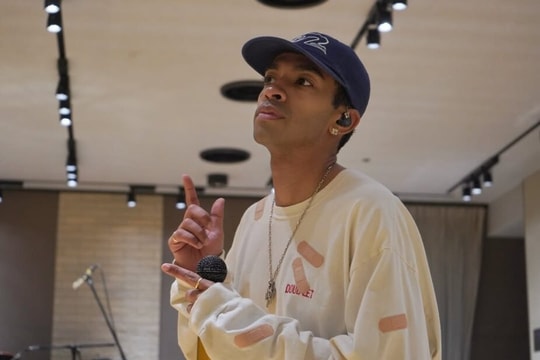 Kết cục của nam ca sĩ bị bắt vì khỏa thân trên phố