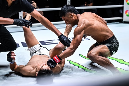 Trúng 2 đòn trời giáng, võ sĩ bất bại Nhật Bản bị đấm gục sau 17 giây