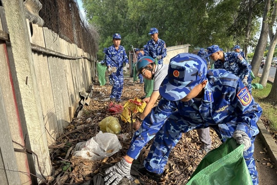 Cảnh sát biển 3 cùng 500 tình nguyện viên tham gia làm sạch môi trường