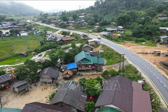 Tuyến đường mới mở ra cơ hội phát triển cho người dân vùng biên Lào – Việt Nam