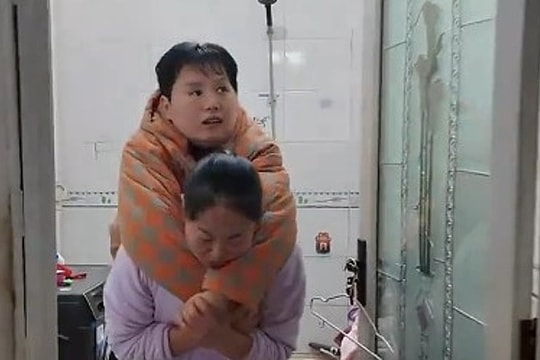 Mẹ cấm con trai tái hôn để cứu con dâu