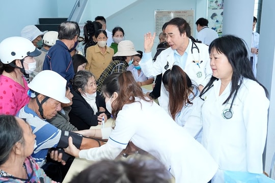 Bác sĩ Bạch Mai hỗ trợ y tế 1.300 người dân vùng lũ