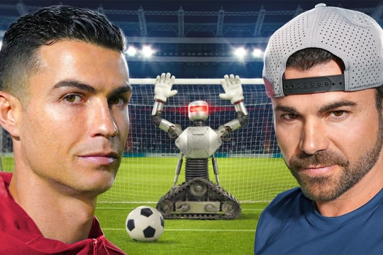 Ronaldo đá penalty với thủ môn robot của cựu kỹ sư NASA