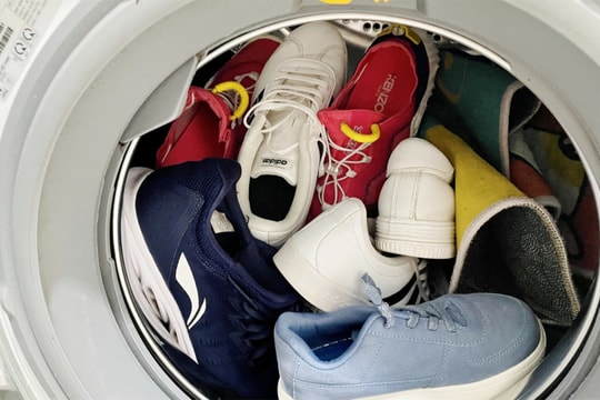 Có nên giặt giày bằng máy giặt?
