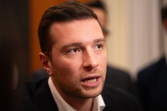 Lãnh đạo đảng cực hữu Pháp bị tấn công bằng trứng, bột mì