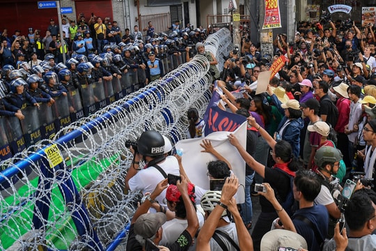 Người Philippines biểu tình phản đối tham nhũng trong chống lũ