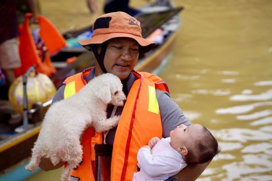 Một tháng lái xuồng cứu hộ từ Bắc vào Nam