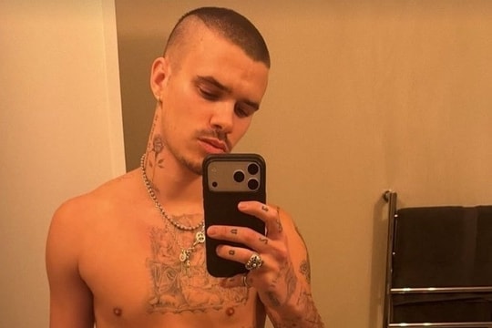 Con trai Beckham khoe body đầy hình xăm