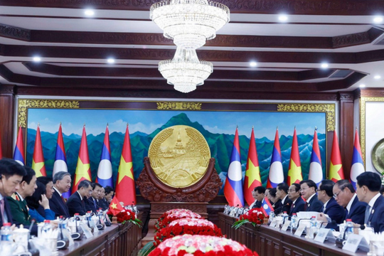 Tổng Bí thư Lào - Việt Nam chứng kiến Lễ trao văn kiện hợp tác