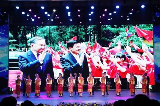 Văn hóa nghệ thuật ngợi ca quan hệ đặc biệt Việt Nam - Lào, mừng 50 năm Quốc khánh Lào