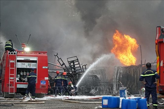 Cháy lớn tại bãi container ở Đà Nẵng