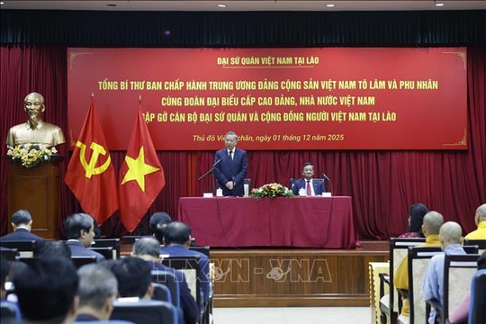 Tổng Bí thư Tô Lâm gặp gỡ cán bộ Đại sứ quán và cộng đồng người Việt Nam tại Lào